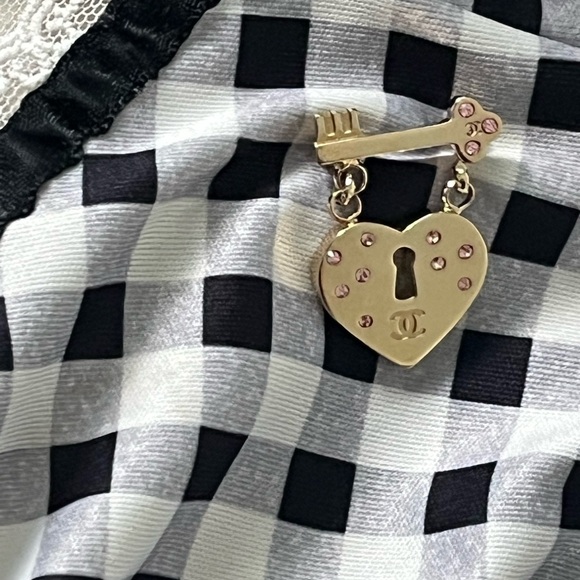 Authentic Chanel Brooch Coco Mark Heart Key - Colour Stone Pink- 24k Gold Plated - Picture 6 of 12